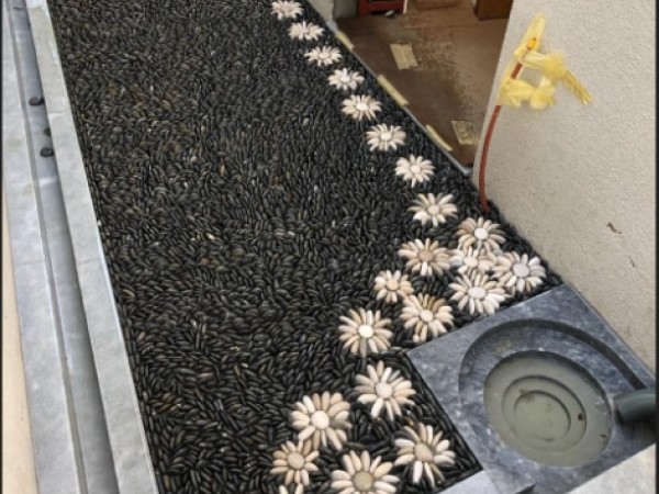 Pebble paved floor