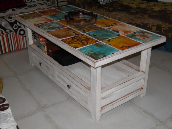 Vintage τραπέζι σαλονιού  με χειροποίητα μοναστηριακά πλακάκια