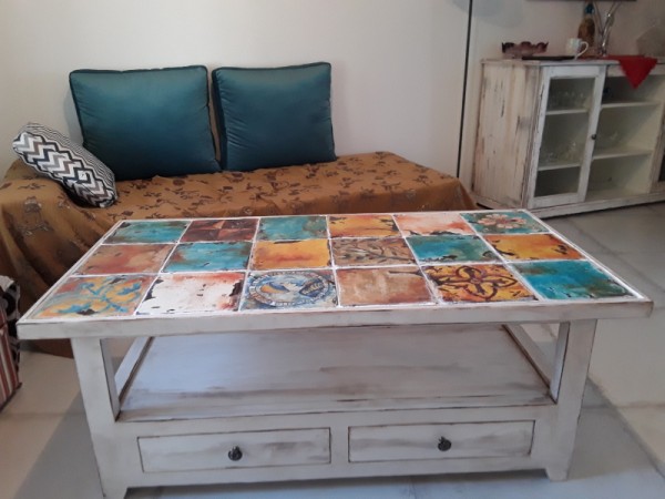 Vintage τραπέζι σαλονιού  με χειροποίητα μοναστηριακά πλακάκια