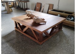 Μασίφ τραπέζια εσωτερικού χώρου Ξένων  