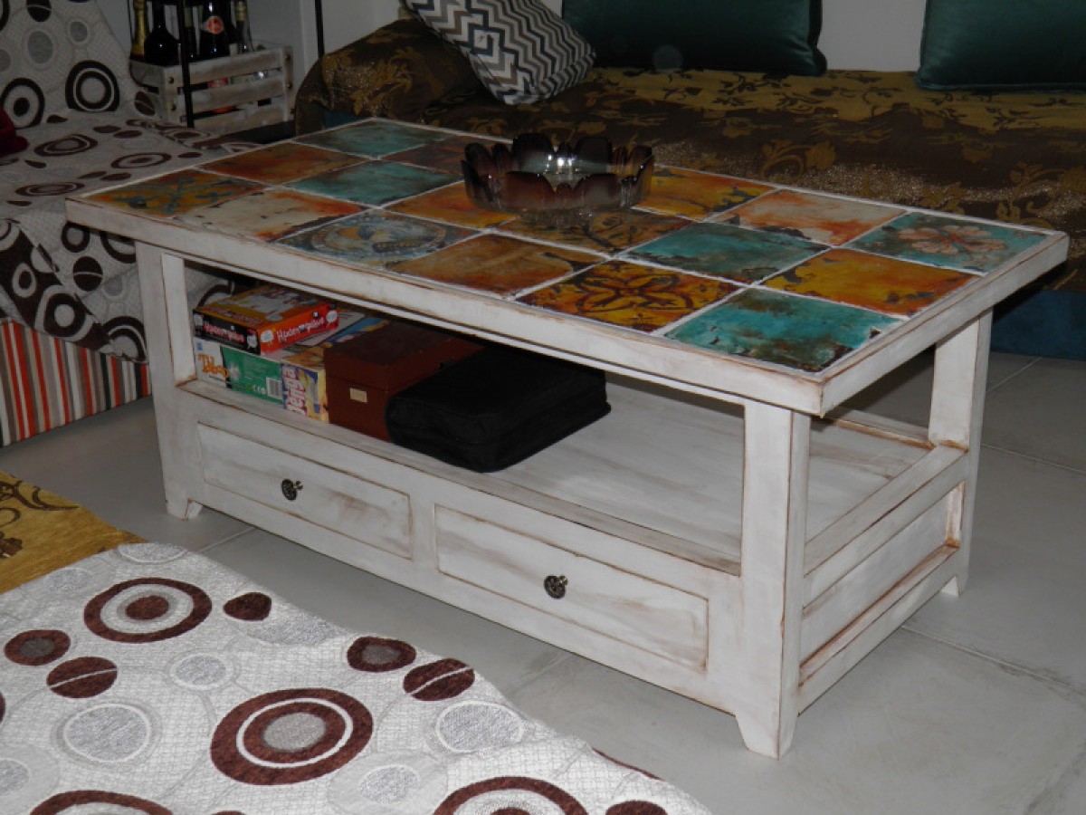 Vintage τραπέζι σαλονιού  με χειροποίητα μοναστηριακά πλακάκια