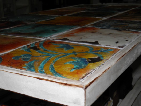 Vintage τραπέζι σαλονιού  με χειροποίητα μοναστηριακά πλακάκια