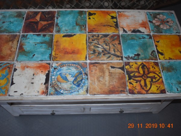 Vintage τραπέζι σαλονιού  με χειροποίητα μοναστηριακά πλακάκια