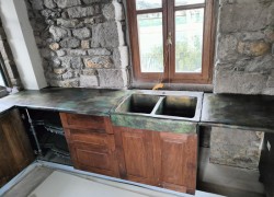 Χειροποίητοι πέτρινοι πάγκοι κουζίνας και νεροχύτης οξειδωμένος μαύρος χαλκός 