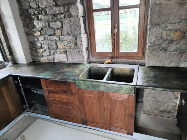 Χειροποίητοι πέτρινοι πάγκοι κουζίνας και νεροχύτης οξειδωμένος μαύρος χαλκός 