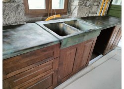 Χειροποίητοι πέτρινοι πάγκοι κουζίνας και νεροχύτης οξειδωμένος μαύρος χαλκός 