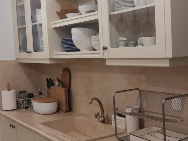 Χειροποίητη Πέτρινη Επένδυση Κουζίνας Και Πάγκοι Από Πέτρα Τραβερτίνο