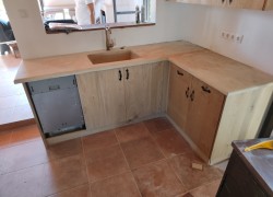 Χειροποίητοι πάγκοι κουζίνας τραβερτίνο με ενσωματωμένο νεροχύτη 