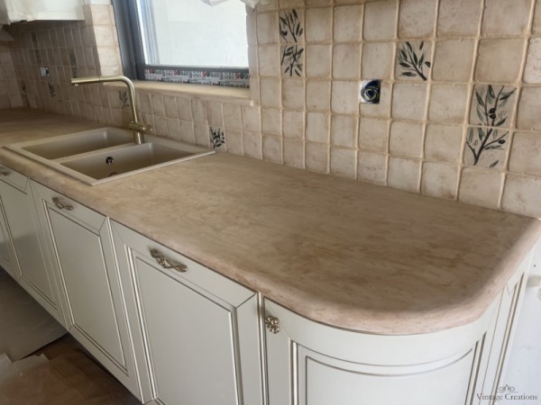 Κουζίνα antique Νεφέλη με πάγκο και πλακάκια τραβερτίνο 