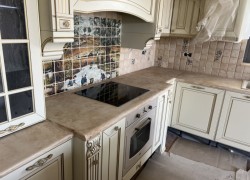 Κουζίνα antique Νεφέλη με πάγκο και πλακάκια τραβερτίνο 