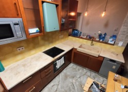 Πέτρινη επιφάνεια κουζίνας και νεροχύτης με κούτελο 