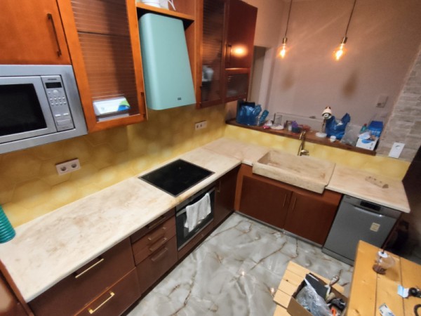 Πέτρινη επιφάνεια κουζίνας και νεροχύτης με κούτελο 