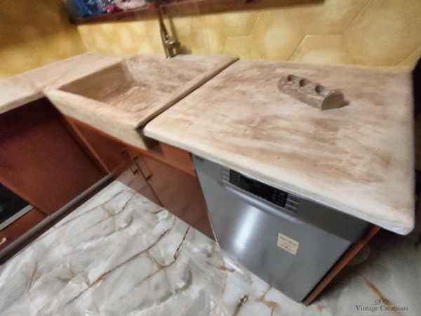 Πέτρινη επιφάνεια κουζίνας και νεροχύτης με κούτελο 