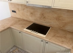 Σύνθεση vintage κουζίνας πάγκος και πλάτη κουζίνας travertino