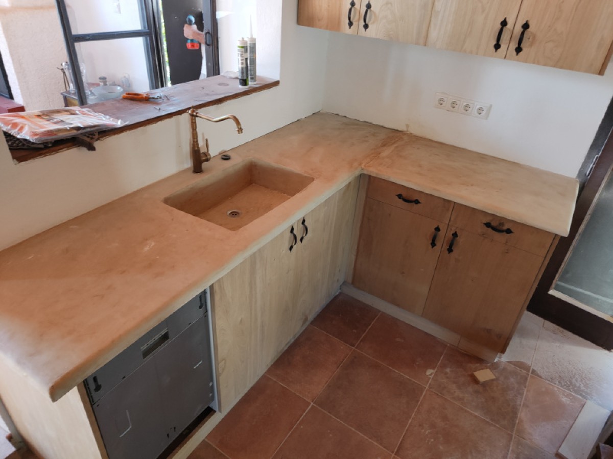 Χειροποίητοι πάγκοι κουζίνας τραβερτίνο με ενσωματωμένο νεροχύτη 