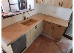 Χειροποίητοι πάγκοι κουζίνας τραβερτίνο με ενσωματωμένο νεροχύτη 