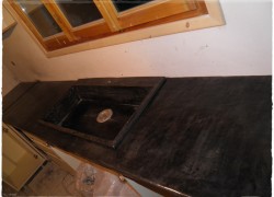 Μαύροι Χειροποίητοι Πάγκοι Κουζίνας Τραβερτίνο Ελληνική