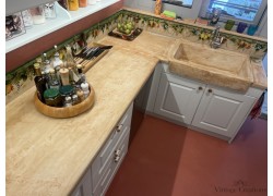 Επιφάνεια πάγκος κουζίνας με νεροχύτη και μπορντούρες σχέδια τραβερτινο