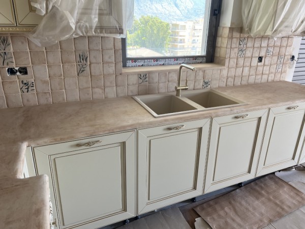 Κουζίνα antique Νεφέλη με πάγκο και πλακάκια τραβερτίνο 