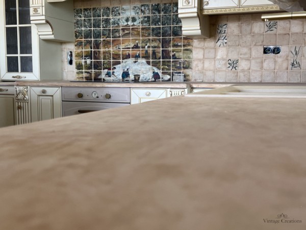 Κουζίνα antique Νεφέλη με πάγκο και πλακάκια τραβερτίνο 