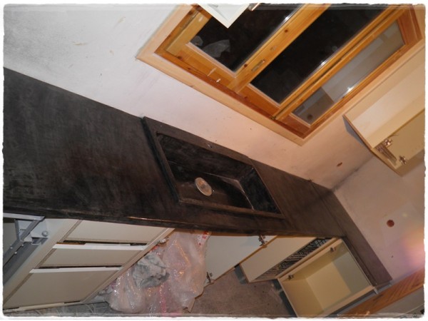 Μαύροι Χειροποίητοι Πάγκοι Κουζίνας Τραβερτίνο Ελληνική