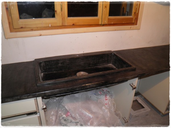 Μαύροι Χειροποίητοι Πάγκοι Κουζίνας Τραβερτίνο Ελληνική