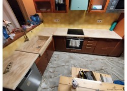 Πέτρινη επιφάνεια κουζίνας και νεροχύτης με κούτελο 