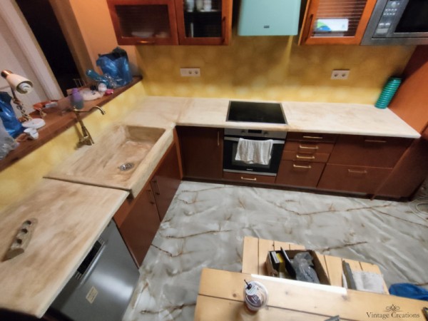 Πέτρινη επιφάνεια κουζίνας και νεροχύτης με κούτελο 