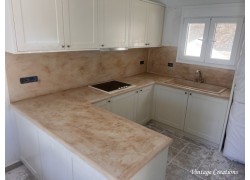 Σύνθεση vintage κουζίνας πάγκος και πλάτη κουζίνας travertino