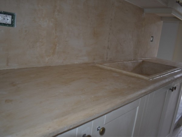 Χειροποίητη Πέτρινη Επένδυση Κουζίνας Και Πάγκοι Από Πέτρα Τραβερτίνο