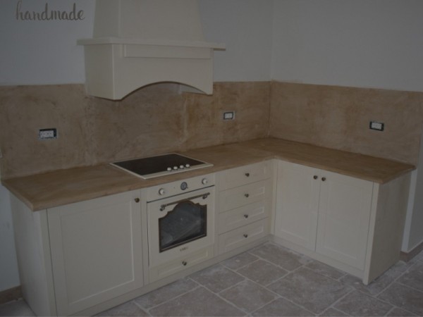 Χειροποίητη Πέτρινη Επένδυση Κουζίνας Και Πάγκοι Από Πέτρα Τραβερτίνο