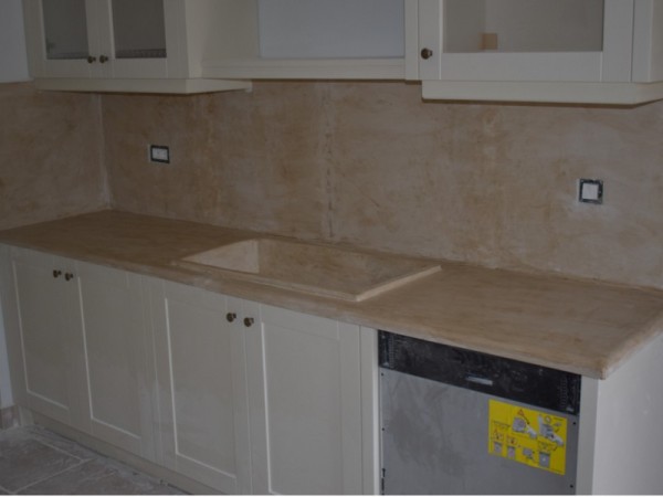 Χειροποίητη Πέτρινη Επένδυση Κουζίνας Και Πάγκοι Από Πέτρα Τραβερτίνο