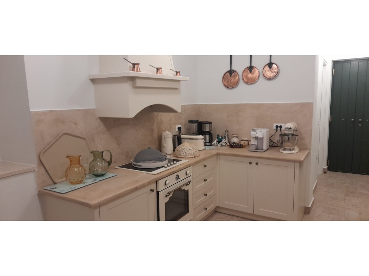 Χειροποίητη Πέτρινη Επένδυση Κουζίνας Και Πάγκοι Από Πέτρα Τραβερτίνο