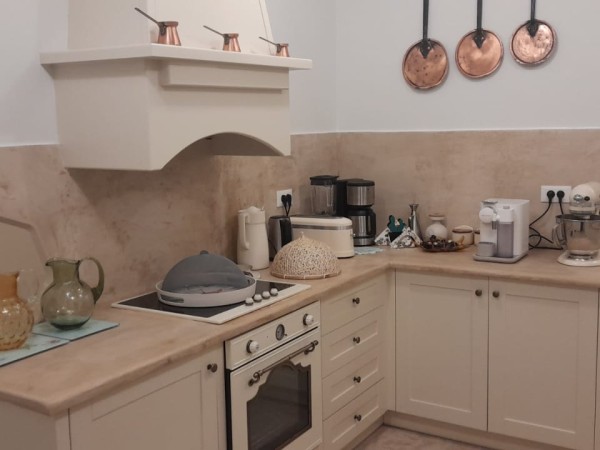 Χειροποίητη Πέτρινη Επένδυση Κουζίνας Και Πάγκοι Από Πέτρα Τραβερτίνο