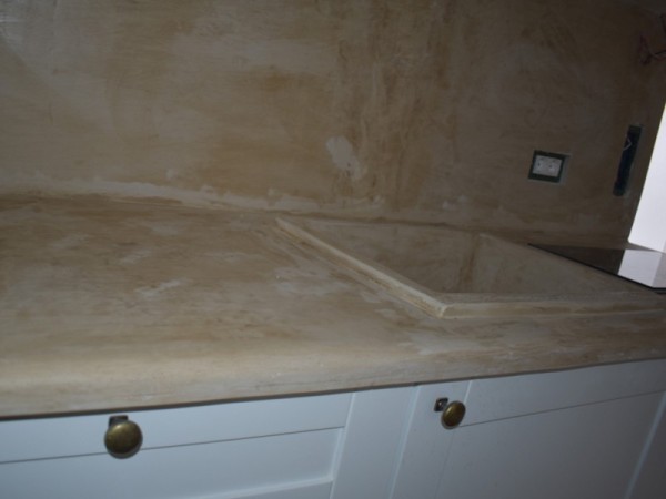 Χειροποίητη Πέτρινη Επένδυση Κουζίνας Και Πάγκοι Από Πέτρα Τραβερτίνο