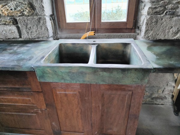 Χειροποίητοι πέτρινοι πάγκοι κουζίνας και νεροχύτης οξειδωμένος μαύρος χαλκός 