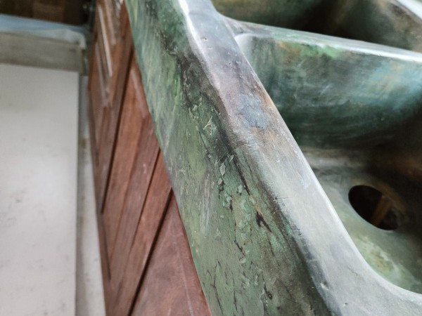 Χειροποίητοι πέτρινοι πάγκοι κουζίνας και νεροχύτης οξειδωμένος μαύρος χαλκός 