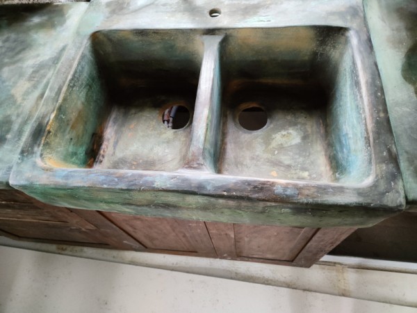 Χειροποίητοι πέτρινοι πάγκοι κουζίνας και νεροχύτης οξειδωμένος μαύρος χαλκός 