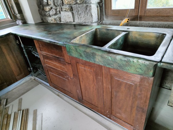 Χειροποίητοι πέτρινοι πάγκοι κουζίνας και νεροχύτης οξειδωμένος μαύρος χαλκός 