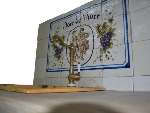 Δούκισσα Ζωγραφική Παράσταση Κουζίνας Από Πλακίδια Χειροποίητα Τραβερτίνο