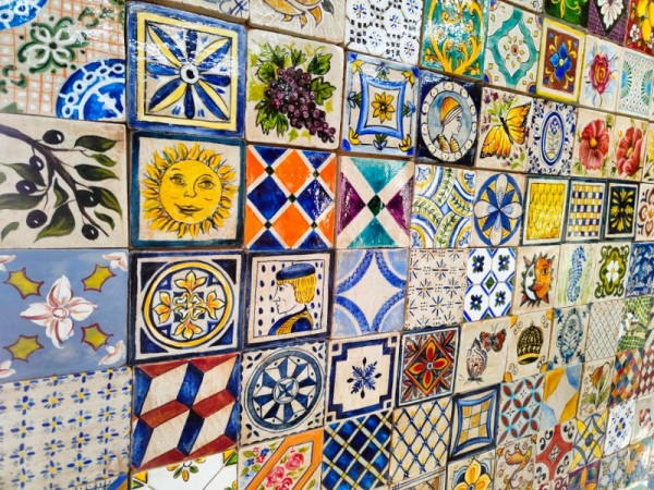 Πλακάκια Τραβερτίνο χειροποίητα ζωγραφιστά Σαντορίνη.