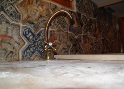 Χειροποίητα Μοναστηριακά Πλακάκια Κνωσός Τραβερτίνο Με Σχέδια Ζωγραφισμένα.