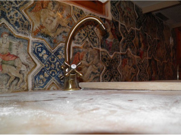 Χειροποίητα Μοναστηριακά Πλακάκια Κνωσός Τραβερτίνο Με Σχέδια Ζωγραφισμένα.