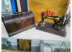 Προσφορά Αντίκα Φορητή Ραπτομηχανή Singer  90,00 €