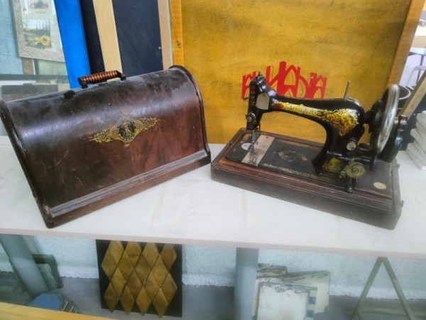 Προσφορά Αντίκα Φορητή Ραπτομηχανή Singer  90,00 €