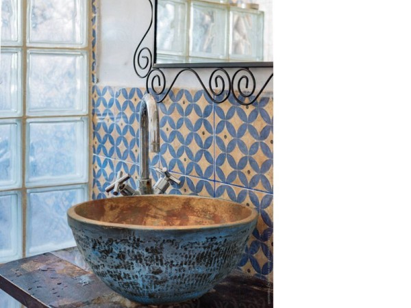 Νιπτήρας Χειροποίητος Μπάνιου με οξείδωση μπρούτζου και μεταλλικό μπλε Προσφορά 130,00€